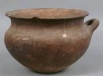 15 - Vase avec anse latérale en terre cuite