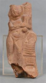 19 - Harpocrate en terre cuite rose (fragmentaire). Egypte, Alexandrie,...