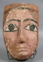 36 - Masque-portrait  d'un sarcophage en bois stuqué et...