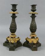 81 - Paire de bougeoirs tripodes d'époque Restauration en bronze...