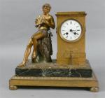 109 - Pendule d'époque début XIXè en bronze doré et...