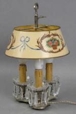 3 - Lampe bouillotte en bronze argenté à trois lumières,...