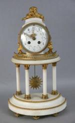 45 - Pendule portique demi-lune de style Louis XVI en...