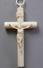 48 - Crucifix en ivoire sculpté, anneau de suspension, ép....