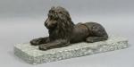 64 - Lion couché. Bronze patiné sur socle marbre, ép....