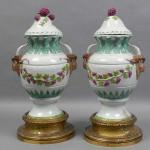 72 - Paire de vases couverts en porcelaine à décor...