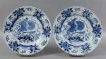 86 - CHINE : Paire de grandes assiettes en porcelaine...