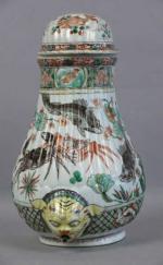 89 - CHINE : Fontaine couverte en porcelaine de décor...