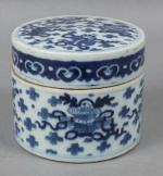 91 - CHINE : Boîte ronde couverte en porcelaine à...
