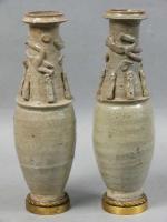 92 - CHINE : Paire de vases en grès, décor...