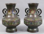 102 - CHINE : Paire de vases balustres en bronze...