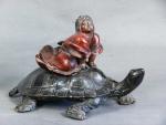 106 - JAPON : Enfant sur une tortue en bois...