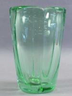 114 - DAUM Nancy : Vase quadrilobé en cristal vert...