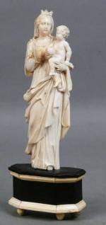 48 - Vierge à l'Enfant en ivoire sculpté, sur socle...