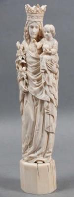 73 - Vierge à l'Enfant  bénissant en ivoire sculpté,...