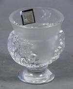 108 - CRISTAL LALIQUE : Vase sur piédouche en cristal...
