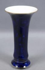 114 - SEVRES : Vase cornet en porcelaine bleue poudré,...