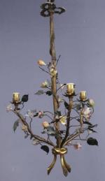 228 - Petit lustre en bronze à trois branches à...