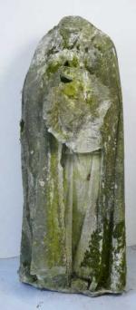 25 - Statue acéphale d'un pélerin (?) portant pèlerine et...