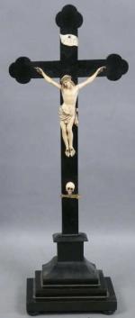32 - Christ en ivoire sculpté sur croix en bois...