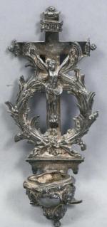 33 - Bénitier en bronze argenté, la Croix entourée d'une...