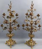 35 - Paire de candélabres d'autel tripodes à décor de...