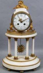 45 - Pendule demi-lune de style Louis XVI en forme...