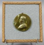65 - Médaillon en bronze  à l'effigie de Napoléon...