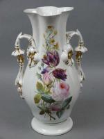 75 - Grand vase balustre à col quadrilobé en porcelaine...