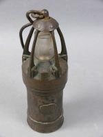 90 - Lampe de mineur en fer et bronze, forme...