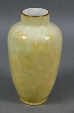 101 - SEVRES : Vase ovoïde en porcelaine jaune moucheté,...