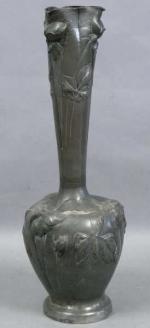 106 - P. CHAUMETTE : Vase soliflore en étain à...
