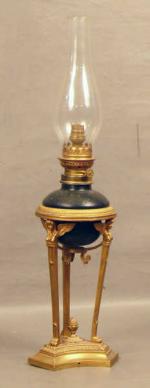 7 - Lampe à pétrole en forme d'athénienne en bronze,...