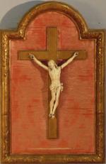 33 - Crucifix en ivoire sculpté (accident à certains doigts)....