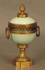 35 - Brûle-parfum d'époque Louis XVI en porcelaine céladon, monture...