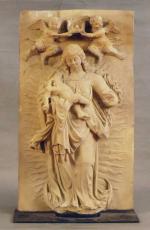 45 - Vierge à l'Enfant couronnée par deux anges en...