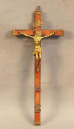51 - Crucifix en bronze doré sur croix en placage...