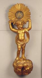 56 - Ostensoir en bois doré sculpté représentant l'Enfant Jésus...