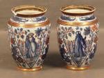 96 - BAYEUX : Paire de vases en porcelaine à...