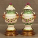 107 - Paire de vases couverts sur piédouche en porcelaine...