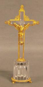 114 - Crucifix en cristal moulé et taillé, et bronze...
