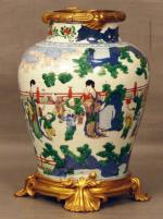 CHINE : Pot balustre en porcelaine décoré en bleu sous...