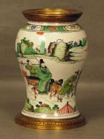 154 - CHINE : Base de vase ''Yenyen'' en porcelaine...