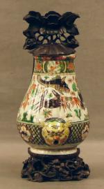 157 - CHINE : Fontaine en porcelaine à décor de...