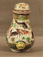 158 - CHINE : Fontaine couverte en porcelaine à décor...