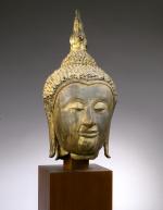 Tête de Bouddha, en bronze à patine brune & laque...