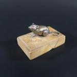Amusante sonnette de table à décor d'une souris en bronze...