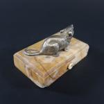 Amusante sonnette de table à décor d'une souris en bronze...