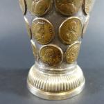 Grand vase gobelet de forme tronconique en métal argenté, le...