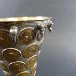 Grand vase gobelet de forme tronconique en métal argenté, le...
